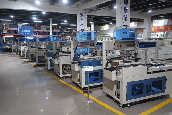 飛越機(jī)械 自動(dòng)套膜機(jī)車間 自動(dòng)包膜機(jī)機(jī)廠房